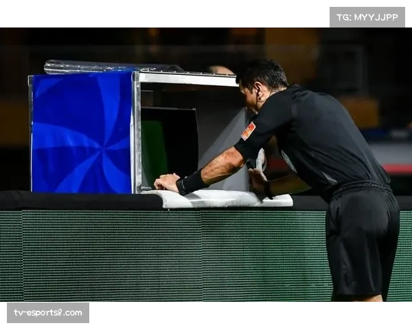 VAR多次介入判罚,德甲科技应用常态化 VAR多次介入判罚,德甲科技应用常态化